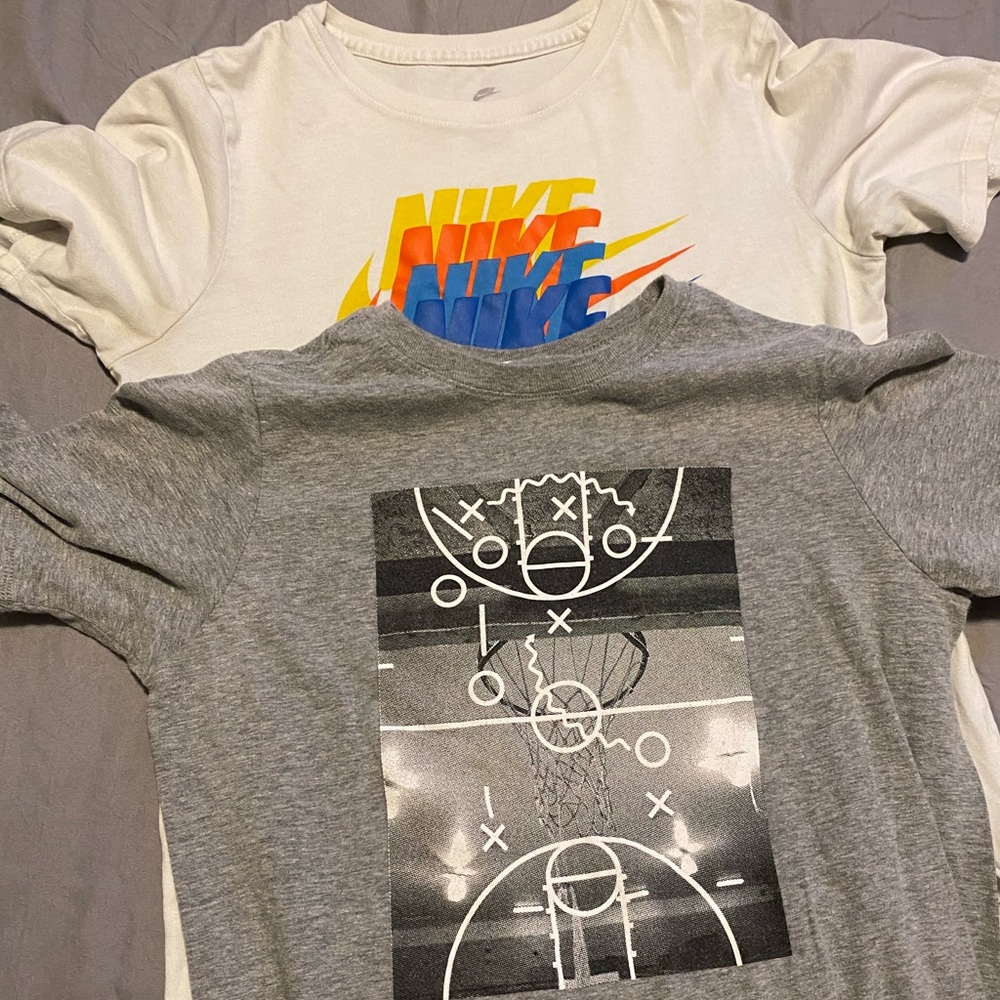 2 pairs of nike shirts